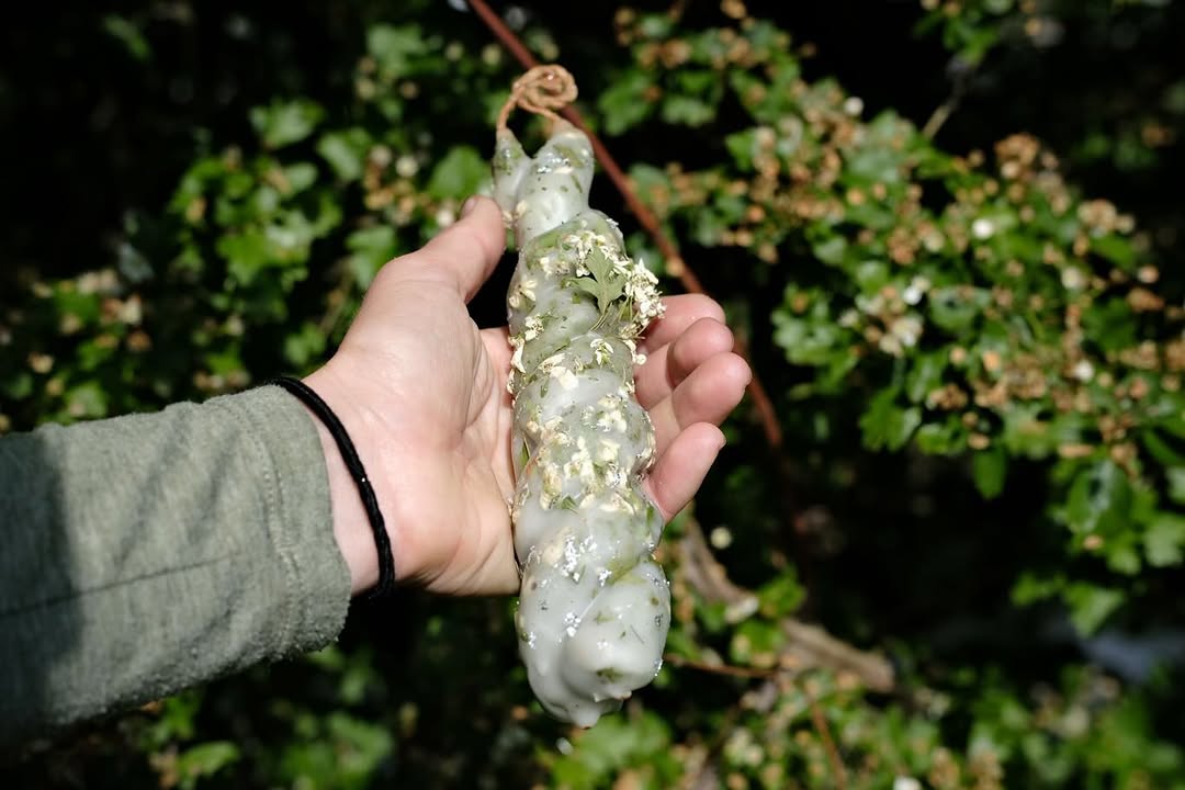 LUNARIS · Neuausrichtung deiner Kraft (Ritualkerze in weiss/grün)