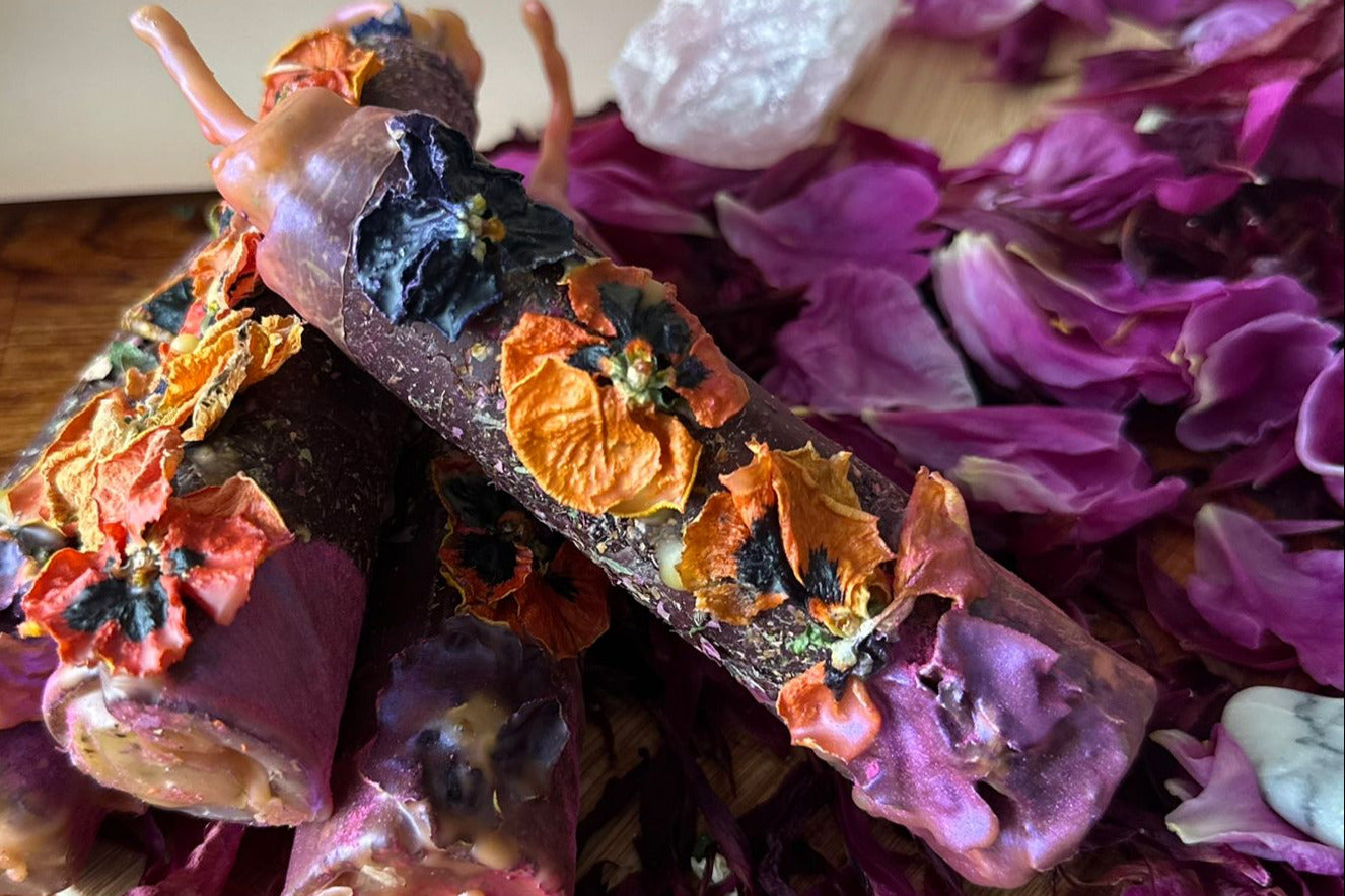 VIOLA – Kerze für dein inneres Kind (Ritualkerze Violet/Rosa)